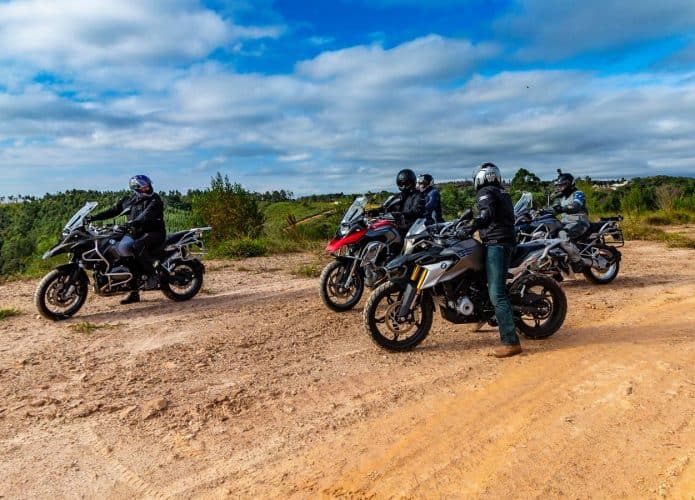Motociclistas com suas motos BMW