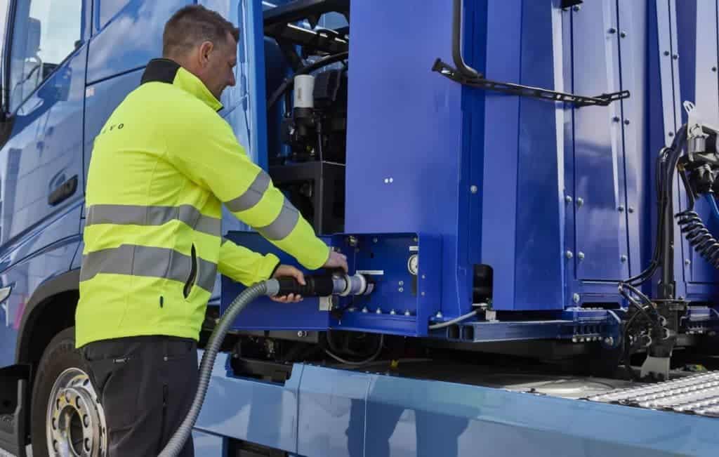 Caminhão da Volvo sendo abastecido