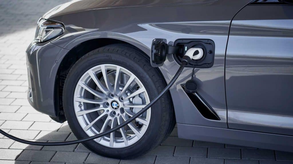 Sedan da BMW carregando