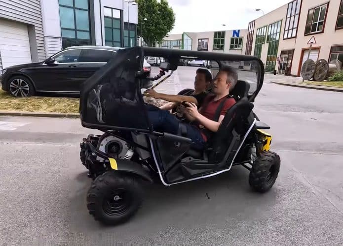 Veículo que vai para a frente e o motorista se sente como indo de ré