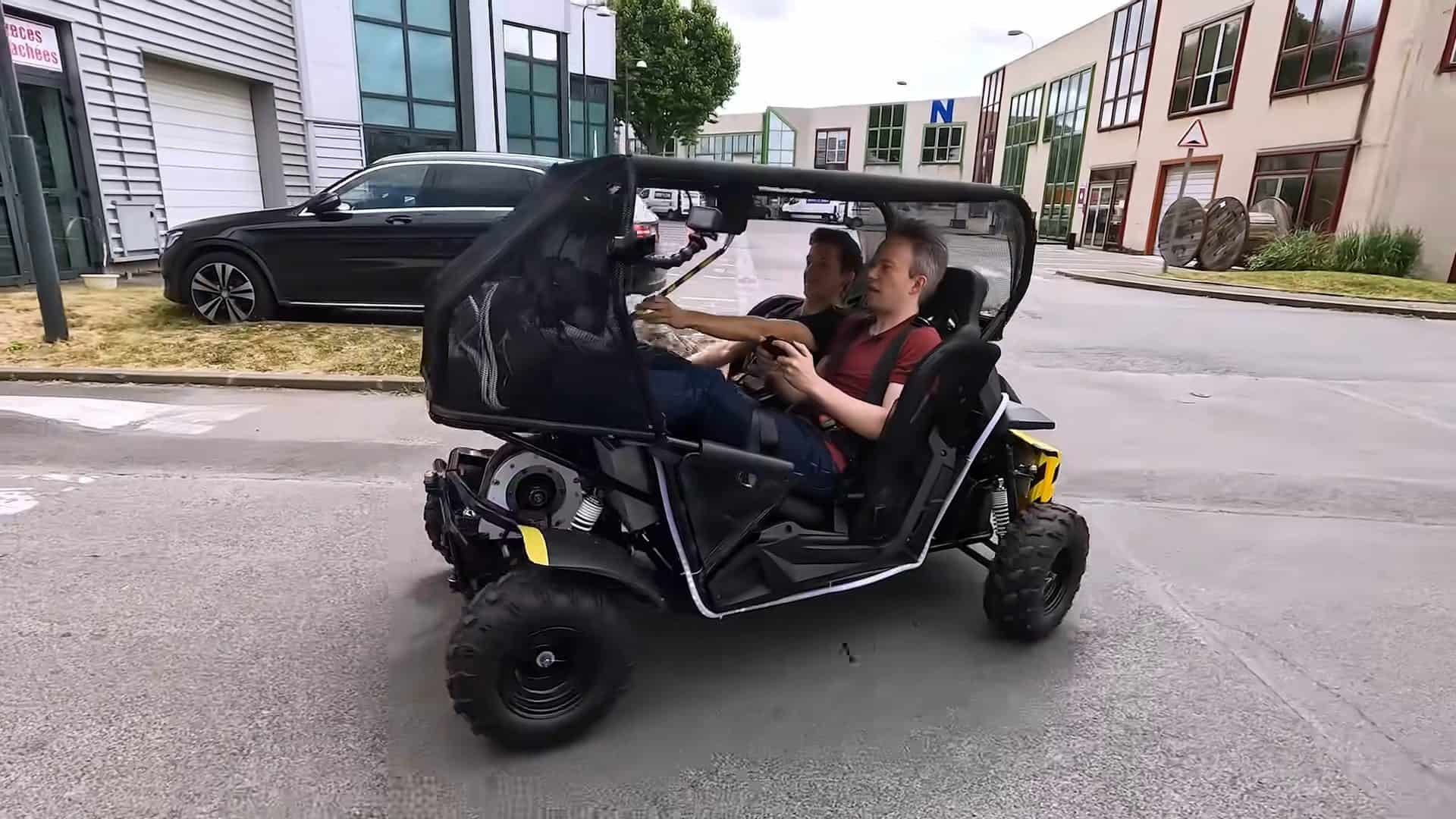 Veículo é pilotado com controle sem fio do Xbox e dirige para frente como se fosse de ré; assista