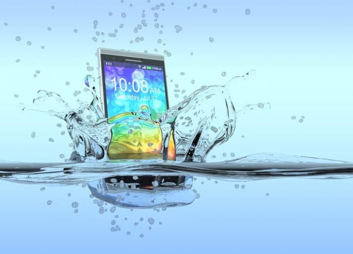 Celular embaixo da água