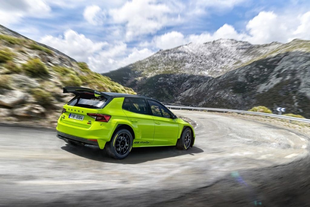 Fabia RS Rally2 enfrentando uma curva