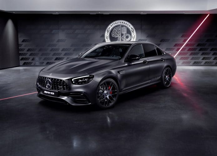 Novo sedan Mercedes-AMG E 63 Final Edition com motor V8