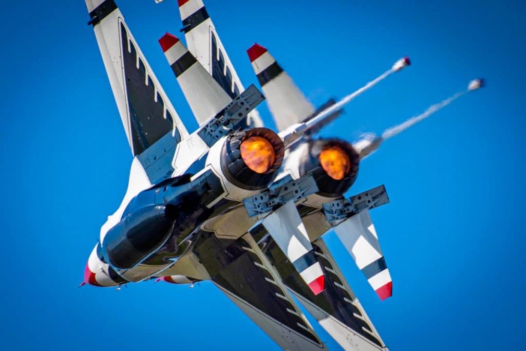 Duas aeronaves F-16 realizando uma manobra acrobática