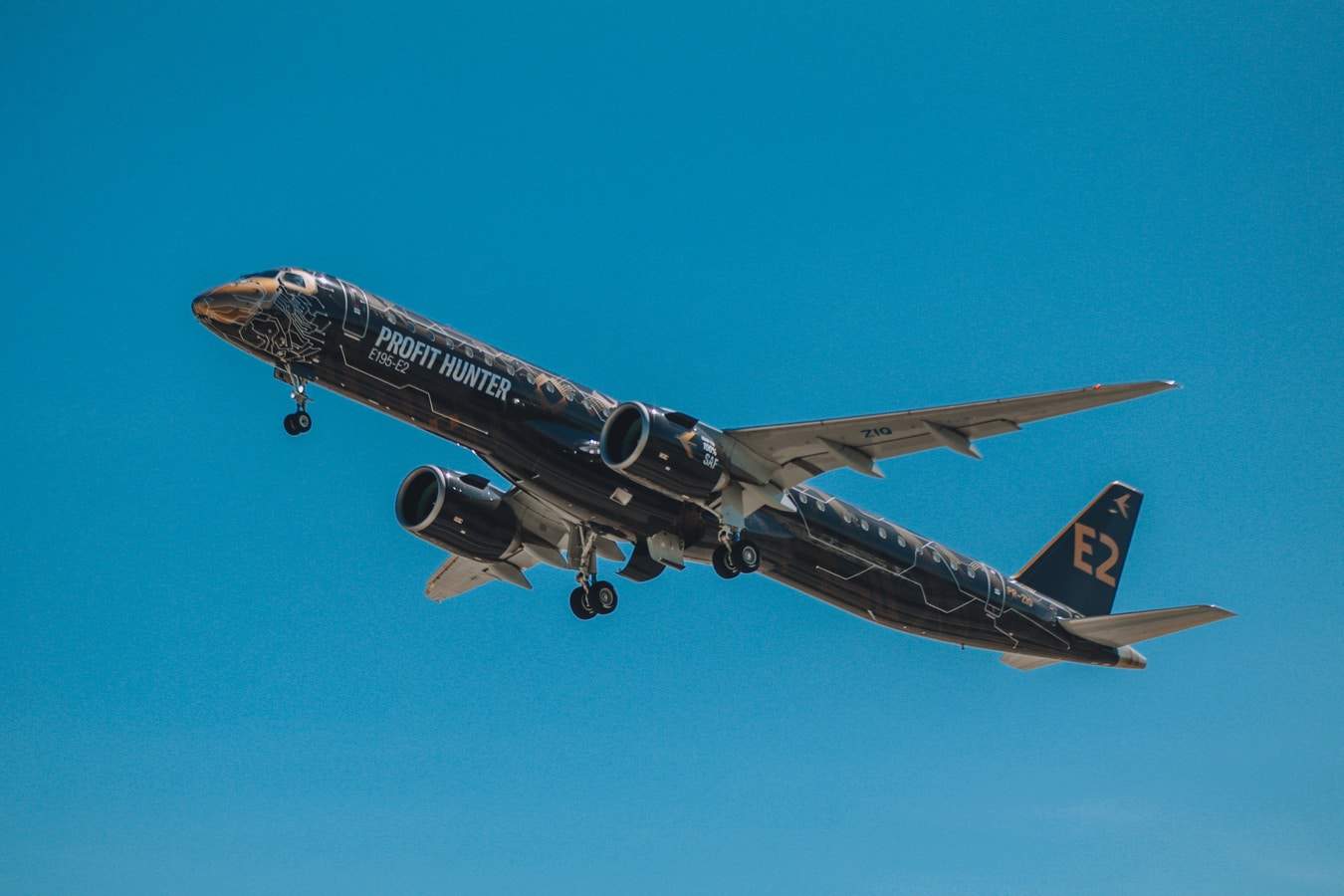 Embraer realiza teste de voo usando somente combustível 100% sustentável em um jato E195-E2