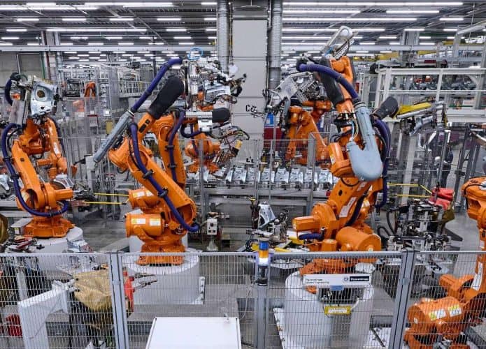 Robôs de uma fábrica da BMW ilustrando o esperado para as novas instalações com zero emissões da empresa na Hungria