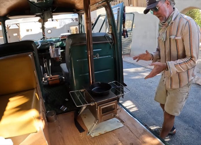 Parte interna da Kombi, onde está o fogão a lenha
