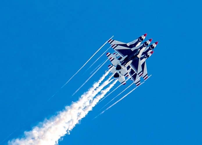 Quatro caças F-16 Fighting Falcon em acrobacia