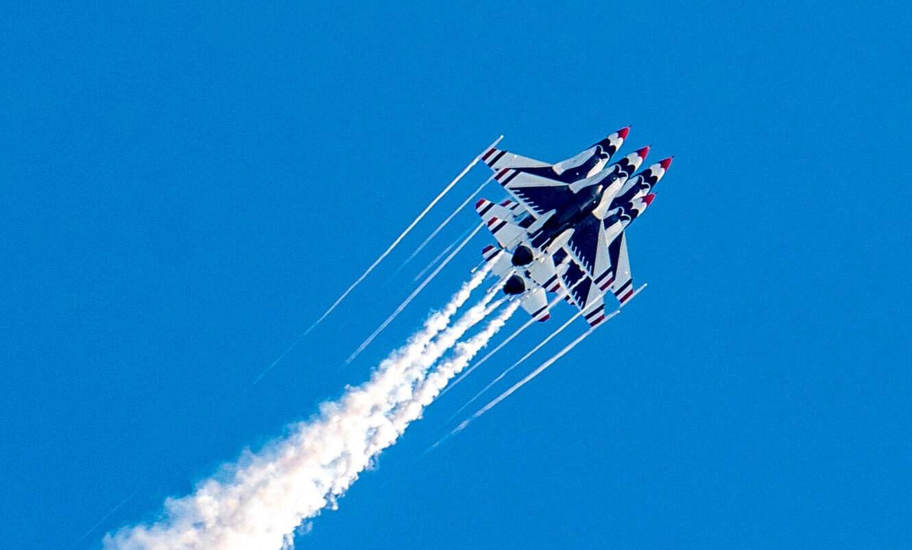 Quatro caças F-16 Fighting Falcon em acrobacia