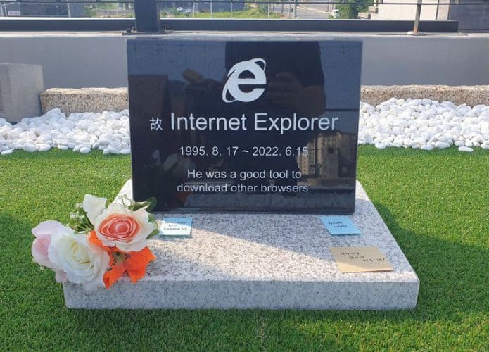 Lápide do navegador Internet Explorer foi fotografada no terraço de um café na Coreia do Sul no dia 17 de junho de 2022.