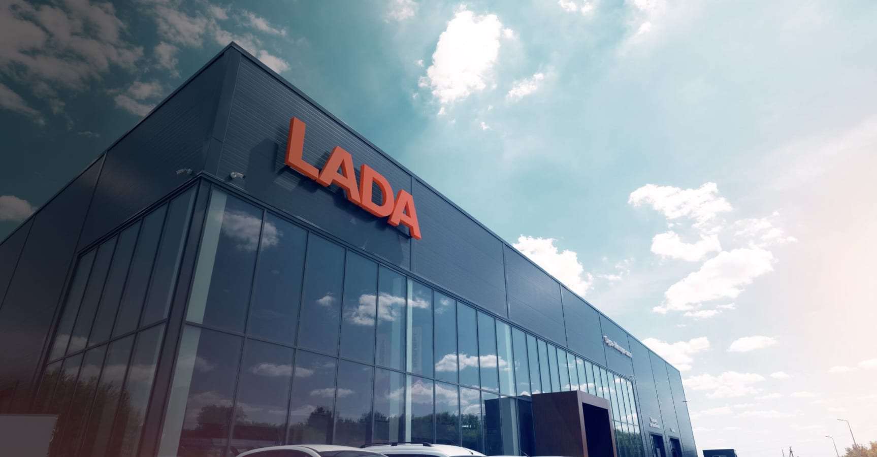 Fachada de uma estrutura da Lada na Rússia