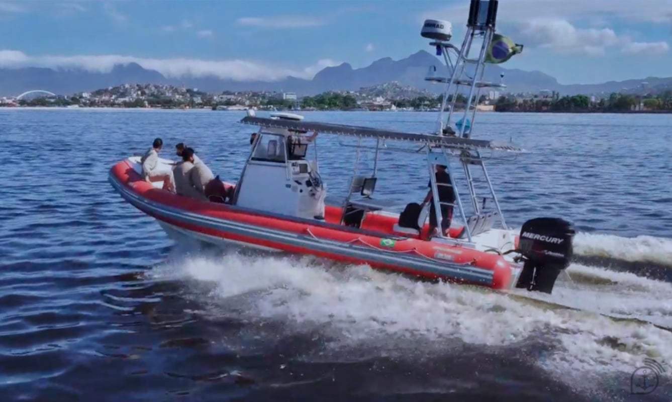 Lancha autônoma em testes da Marinha do Brasil