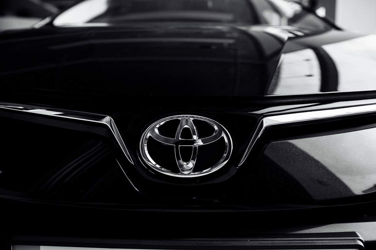 Detalhe na logomarca da Toyota