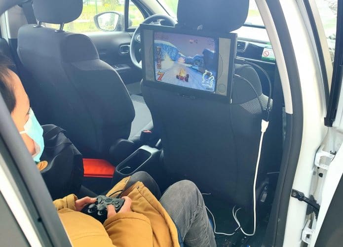 Videogame baseado em Raspberry Pi no banco de trás de um carro para as crianças jogarem
