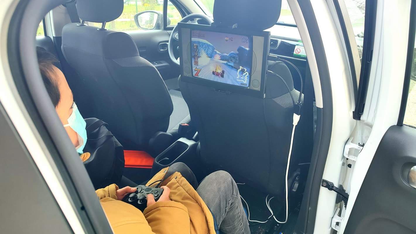 Videogame baseado em Raspberry Pi no banco de trás de um carro para as crianças jogarem