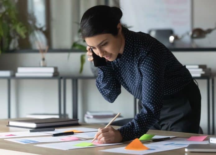 Mulher trabalha de forma organizada em empresa