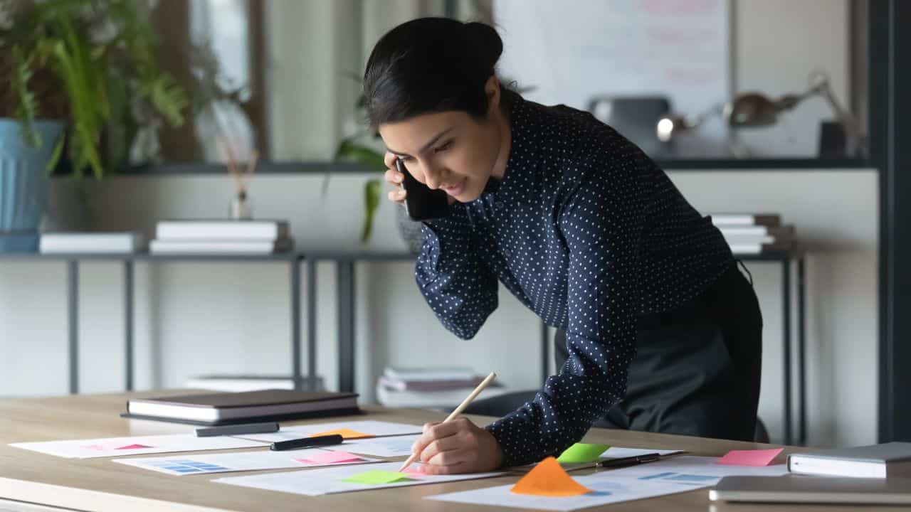 Mulher trabalha de forma organizada em empresa