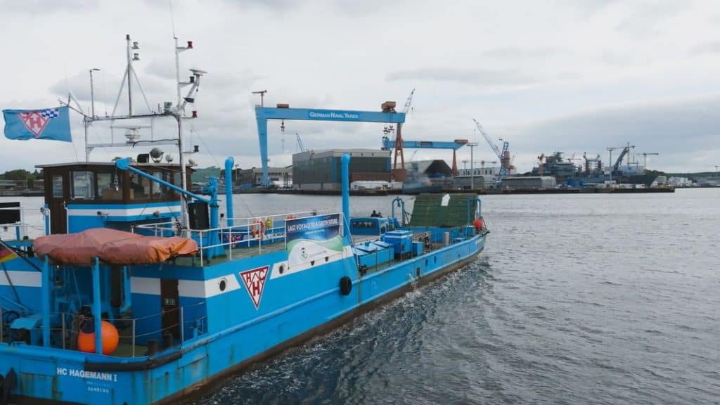 Navio sendo transportado para o estaleiro do German Naval Yards