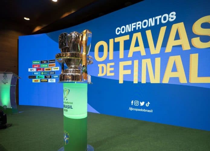 Painel das oitavas de final da Copa do Brasil atrás da taça do campeonato