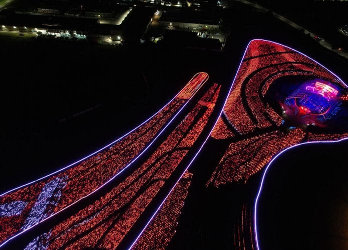 Circuito de Fiorano, da Ferrari, iluminado com luzes de LED, batendo recorde