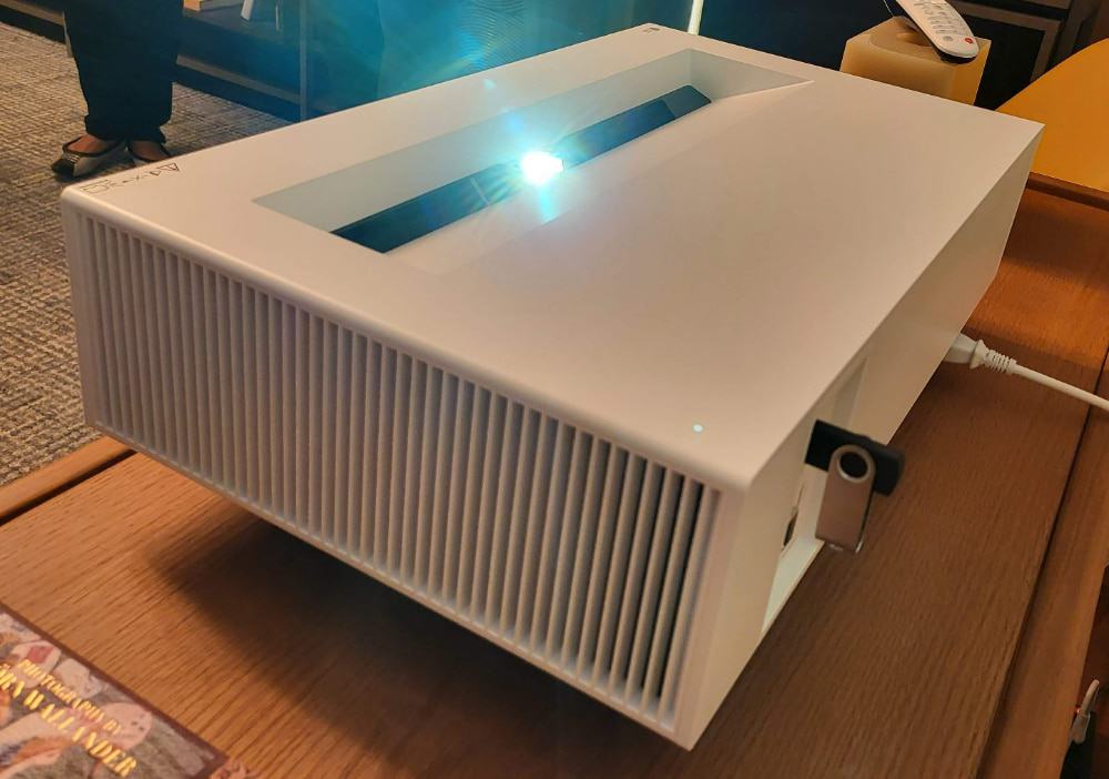 LG CineBeam projeta uma tela de até 120 polegadas com 35 cm de distância