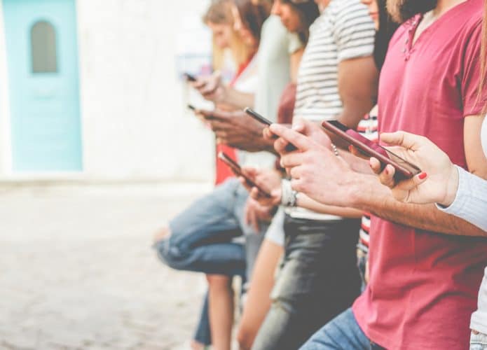 Grupo de pessoas usando o celular; telefonia móvel.