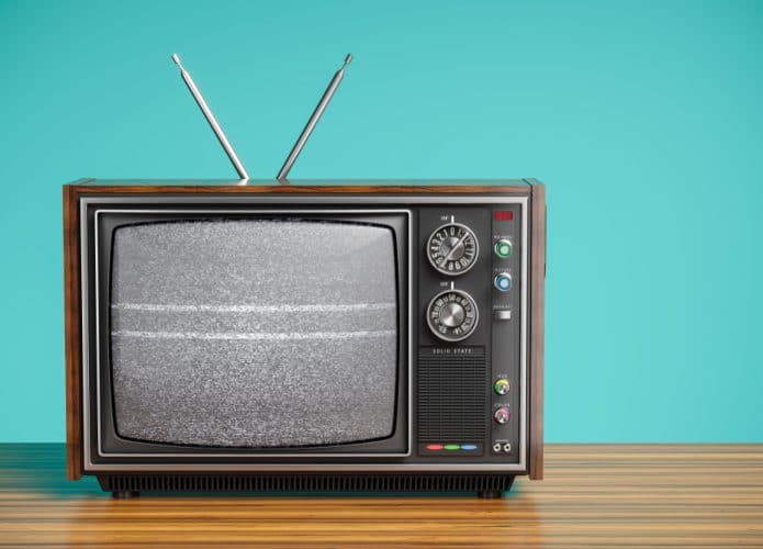 TV antiga em uma mesa de madeira.