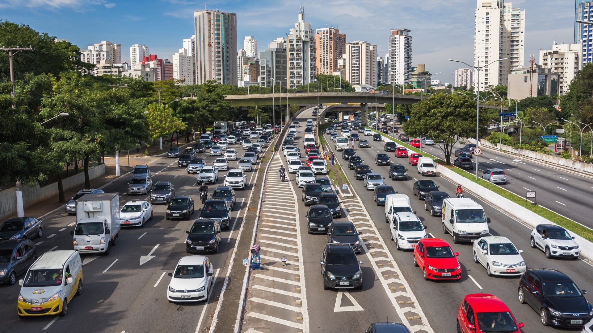 Imagem do trânsito em São Paulo, representando carros no Brasil
