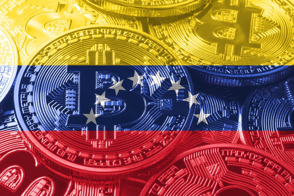 Bandeira da Venezuela com criptomoedas de Bitcoin ao fundo