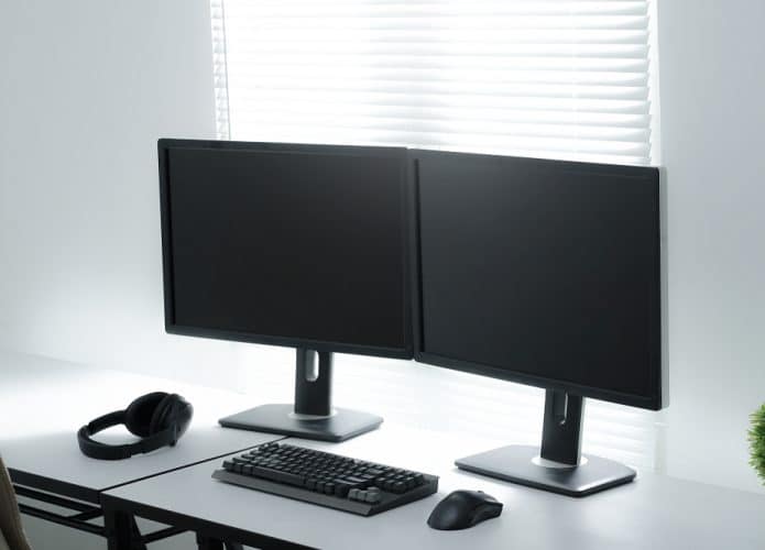 Espaço de trabalho usando a configuração de monitor duplo.