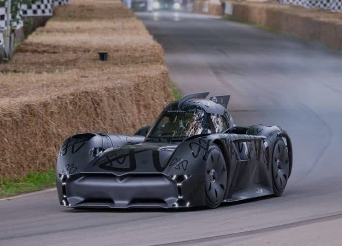 McMurtry Spéirling, com design de mini Batmóvel, que bateu recorde em festival na Inglaterra