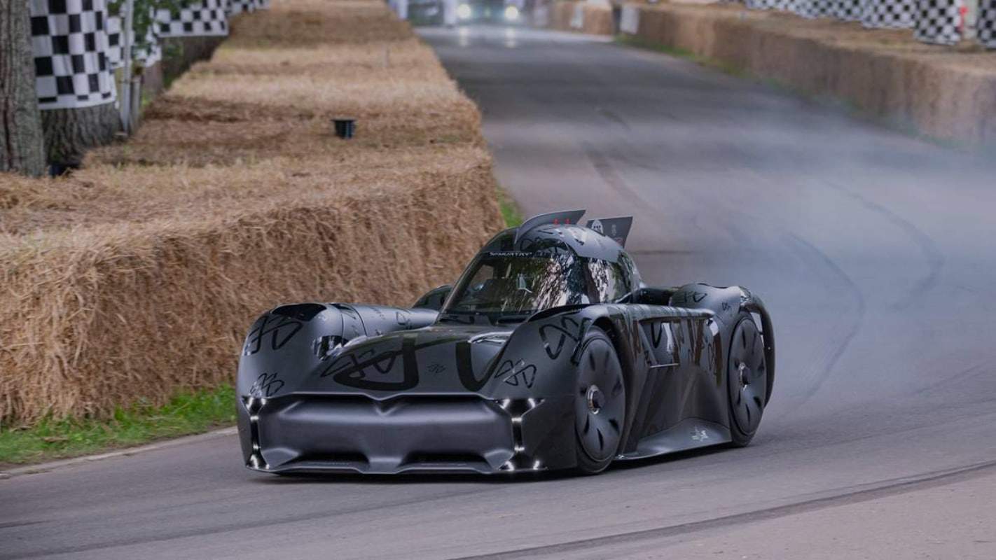 Mini “Batmóvel” elétrico cumpre promessa e bate recorde em festival da Inglaterra; assista
