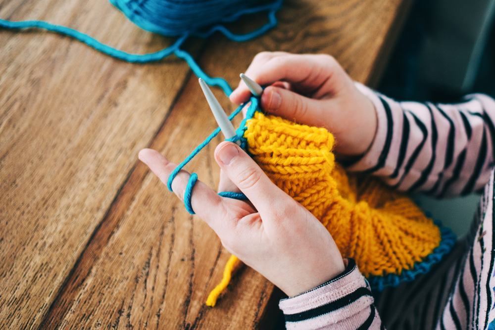 Mulher fazendo tricot