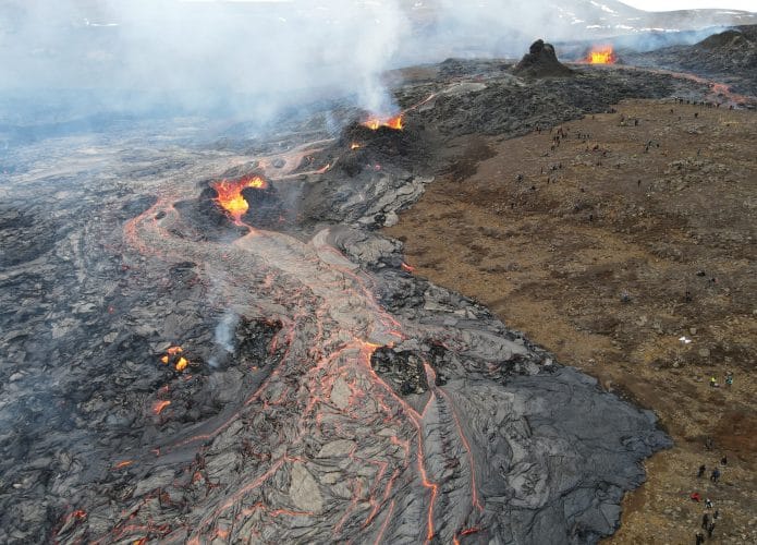 vulcao-Fagradalsfjall-islandia-695x500