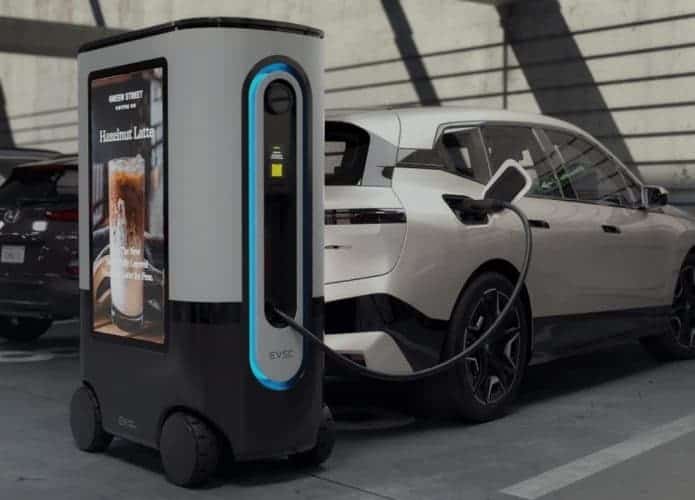 Robô Ziggy atrás de um carro elétrico carregando o veículo