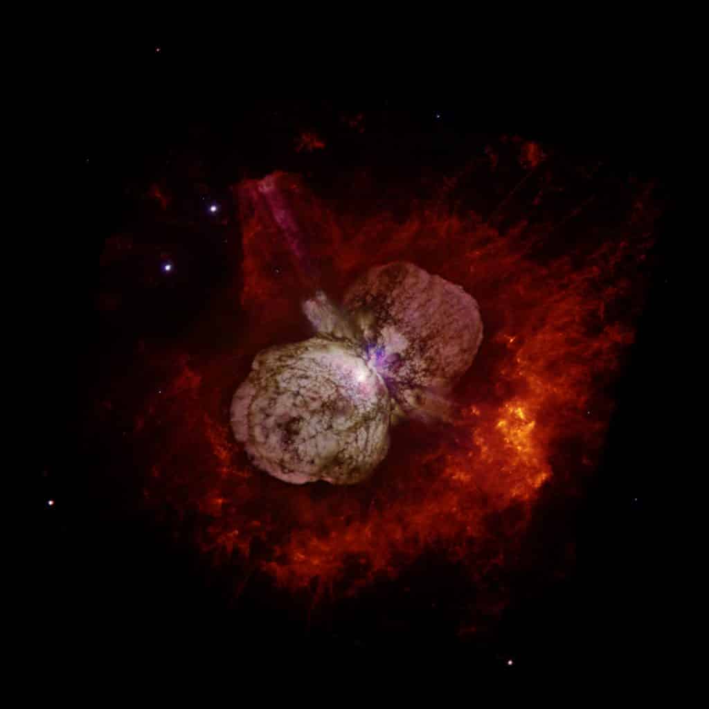 Eta Carinae, a estrela, sobreviveu a uma imensa explosão há 160 anos que, apesar de ejetar material comparado a uma supernova, permitiu que a nebulosa de mesmo nome ficasse atrelada à sua órbita: objeto será parte das primeiras imagens do telescópio espacial James Webb