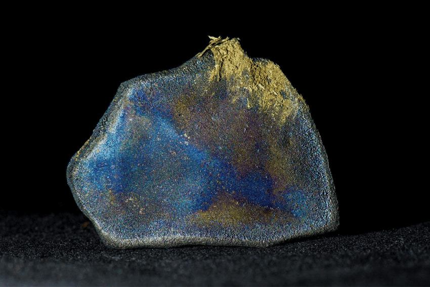 Fragmento do meteorito Aguas Zarcas, um carbonáceo caído na Costa Rica em 2019. As cores visíveis na superfície indicam a presença de compostos orgânicos