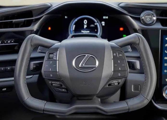 Direção e volante inspirados nos jogos de corrida são novidades do próximo SUV elétrico da Lexus