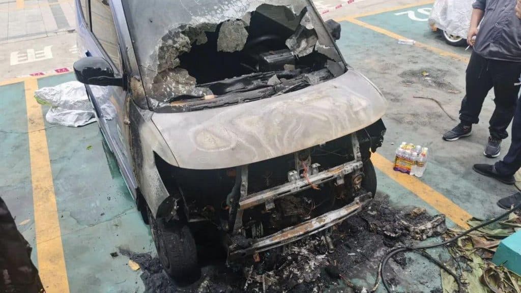 MINI EV com frente incendiada