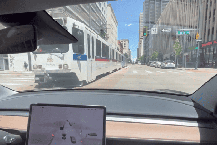 Sistema de direção autônoma quase joga Tesla Model 3 contra um trem. Imagem: reprodução/Twitter