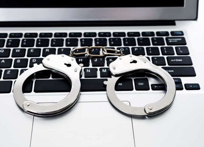 Algemas em um teclado de computador: imagem simbólica para cyberbullying
