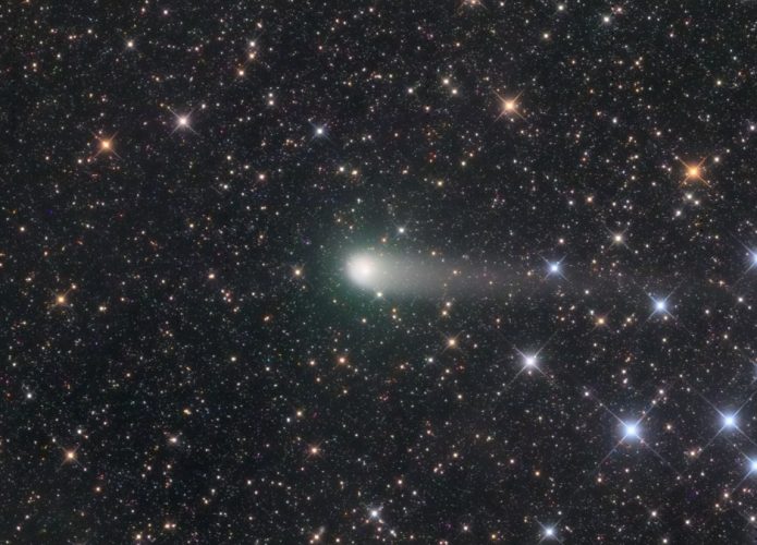 astronomo-amador-cometa-foto-695x500