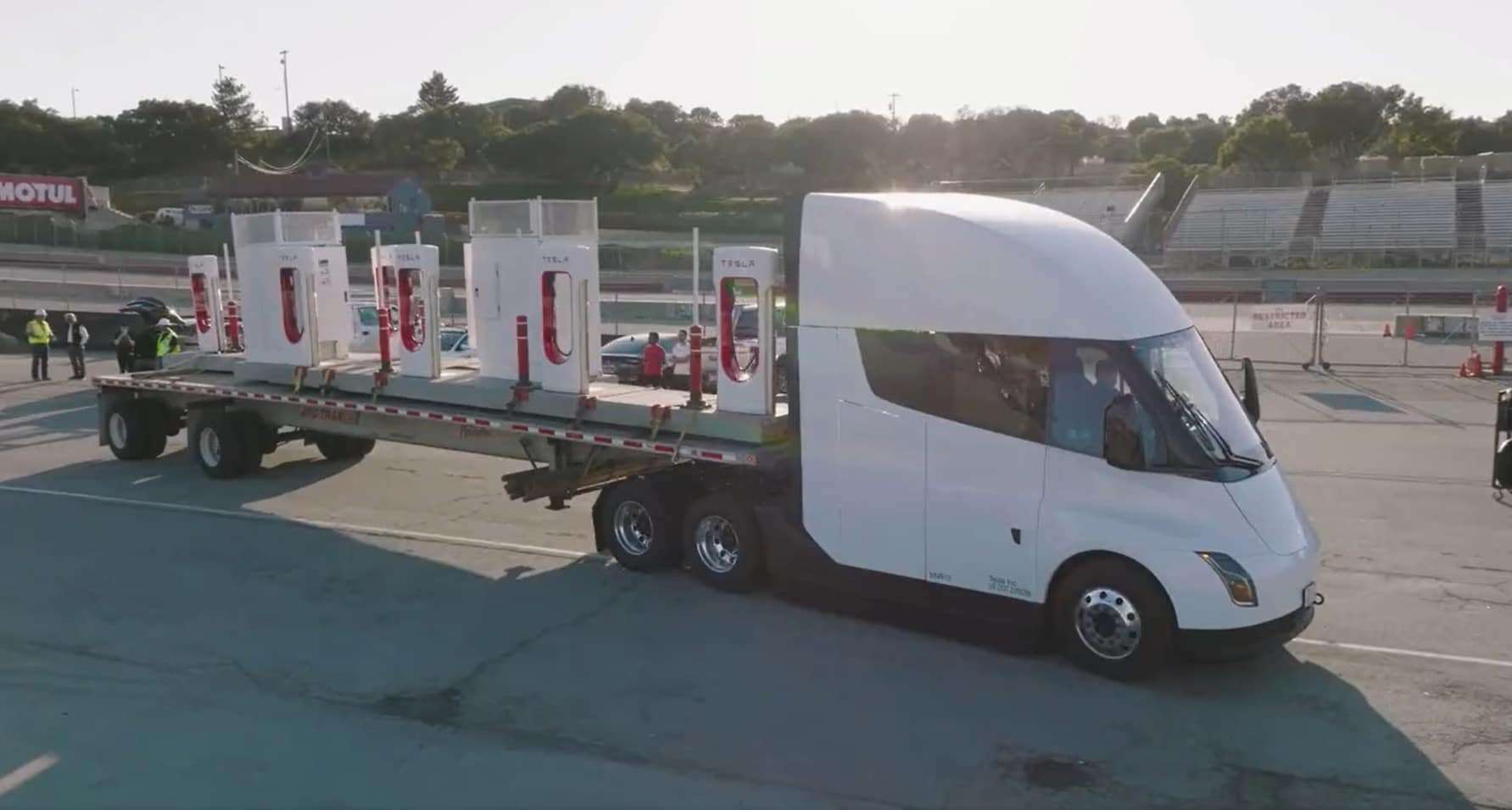 Caminhão elétrico da Tesla que apareceu em vídeo oficial da empresa no Twitter