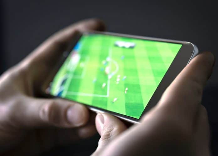 Celular com TV. Imagem: Shutterstock
