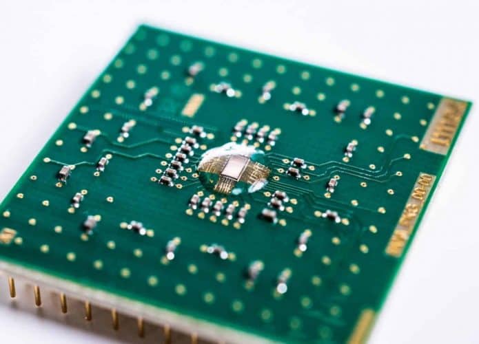 Um chip da empresa GlobalFoundries, envolvida na construção da fábrica