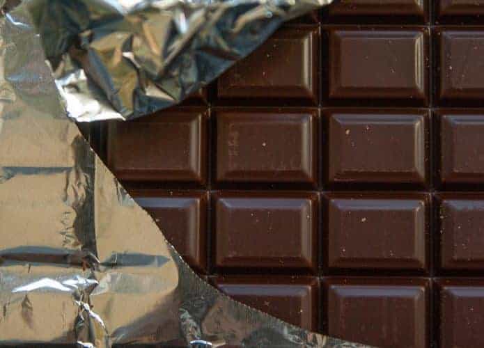 Uma barra de chocolate, que traz benefícios à saúde