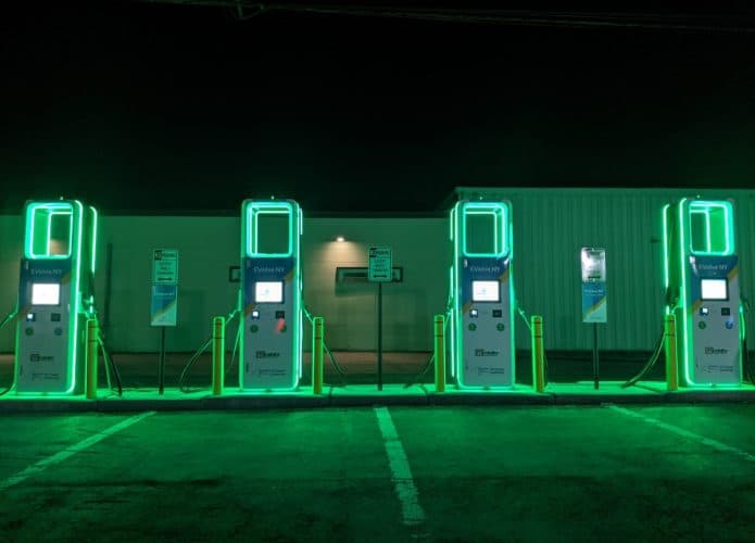 Estações de carregamento elétrico da Electrify America, uma das empresas privadas que estão investindo no setor nos Estados Unidos