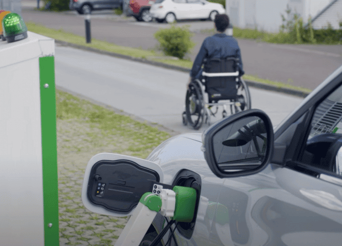 Ford testa carregador robótico de veículos elétricos para motoristas com limitação de movimento
