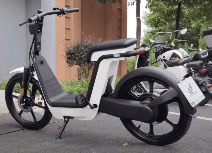 Honda apresenta scooter elétrica com design minimalista que custa menos de R$ 4 mil